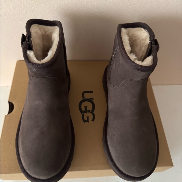UGG Adri Classic Mini Suede Fur Lined Zip Boot. Boy. Girl. Unisex. Size: 4 - Picture 5 of 12